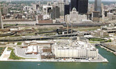 Терминал Queens Quay и набережная Harbourfront в конце 1970-х годов до их реконструкции.  (Фото Harbourfront Centre).
