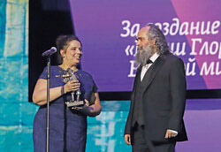 Yiddish Glory- в Кремле! Уникальный альбом возрожденных песен, созданный людьми, которые пережили Катастрофу, воевали на фронтах, были в эвакуации, удостоен премии Федерации еврейских общин России. Интервью с автором проекта, профессором Университета Торонто Анной Штерншис - на стр.12. 
(На фото Анна Штерншис и Псой Короленко на сцене Кремлевского дворца. Фотограф Вадим Бродский)