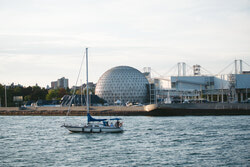 В начале этого месяца горсовет единодушно проголосовал за включение Ontario Place в регистр объектов исторического наследия, дав тем самым понять, что надеется сохранить нетронутыми части объекта...