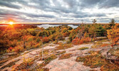 Заповедник Foley Mountain, расположенный на озере Upper Rideau, является домом для Spy Rock...