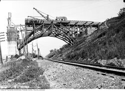 В 1913 году идея виадука была одобрена избирателями. Строительство началось в июне 1915 года – и было закончено менее чем за четыре года. На фото - стройка в 1916 году.