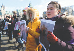 На фото - один из  митингов в Оттаве  на Парламентском холме, призывающий канадские власти к расследованию дел пропавших без вести и убитых индейских женщин. 
(Шон Килпатрик. 
The Canadian Press)