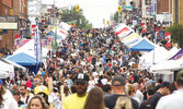 Тысячи людей заполнили улицу Йонг на популярном фестивале Aurora Street Festival...