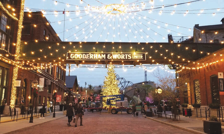 Санта в пути, мюзикл для детей и елка в Distillery Winter Village 