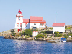 На живописном берегу залива Georgian Bay с 1889 года возвышается маяк Pointe au Baril - «место бочонка с фонарем». Само его название означает, что когда-то  путь кораблям и лодкам здесь действительно указывал фонарь, закрепленный на дне перевернутой бочки...   