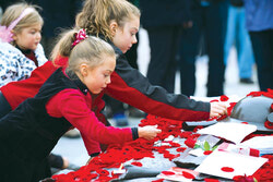 Remembrance Day. С каждым годом редеют ряды ветеранов. Tем, кто прошел Вторую мировую и Великую Отечественную, сегодня уже под 100 и более, сражавшимся в Корее - тоже за 90. Но каждый год в этот день встают они в строй вместе с павшими товарищами по оружию, которые героически боролись за мир 
и свободу... Читайте стр.5.