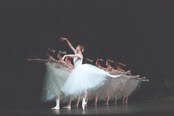 Bayview School of Ballet в новом учебном году. Школа Bayview School of Ballet с радостью приветствует Елену Лобсанову в составе педагогического коллектива в должности старшего преподавателя балета в новом учебном году. Мы очень рады анонсировать эту замечательную новость и с нетерпением ждём её новых творческих успехов в нашей школе. Читайте стр. 7.