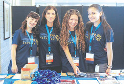 Limmud FSU Canada собирает друзей. «Limmud FSU - это чувство плеча, общины, того, что мы все вместе, - говорит Мила Войхански, директор организации, - это невозможно передать словами. Люди должны прийти сюда 
и сами это ощутить...». 