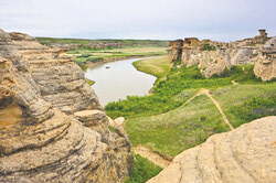 На фото: река
Milk River 
в Альберте, и указатель поселка Saint-Louis-du-Ha! Ha! в Квебеке.